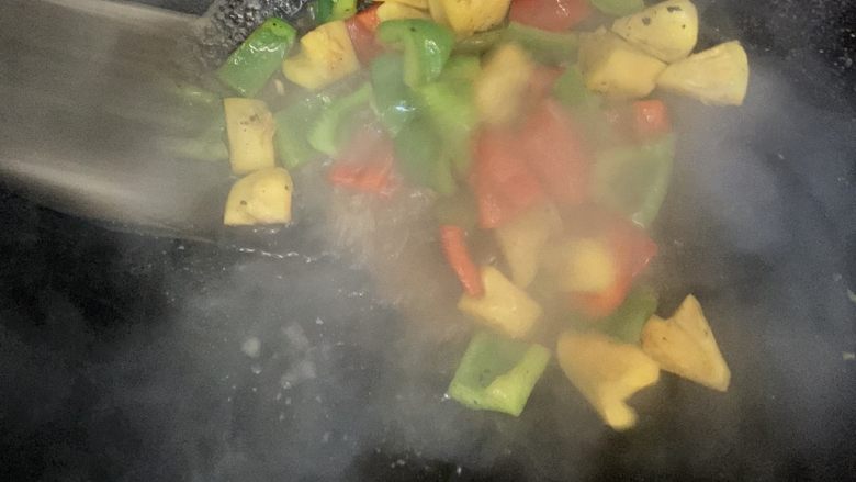 菠萝菜椒,起锅继续翻炒。