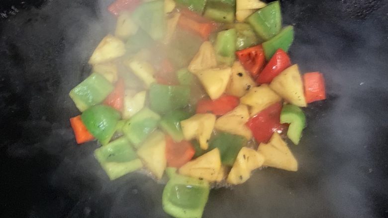 菠萝菜椒,大火收汁到一丢丢。