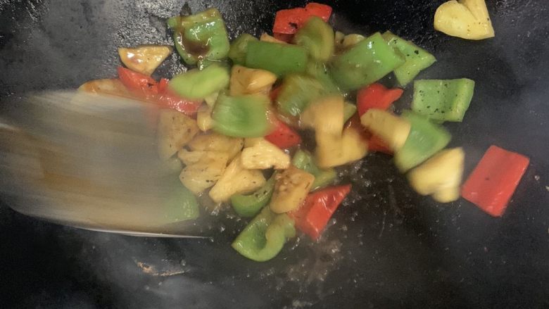菠萝菜椒,快速翻炒均匀。