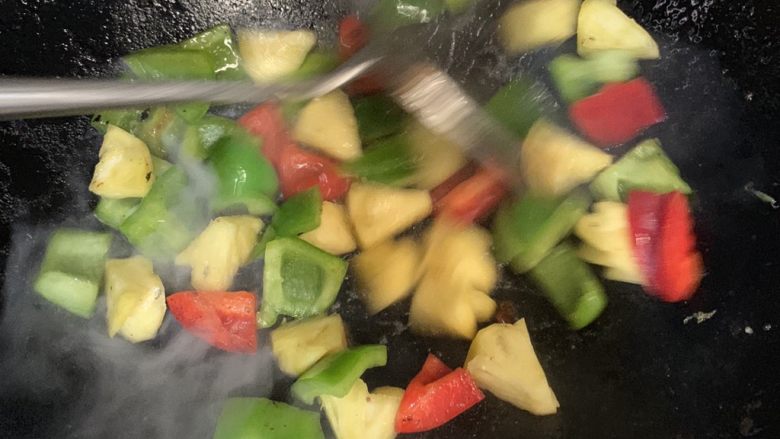 菠萝菜椒,快速翻炒。