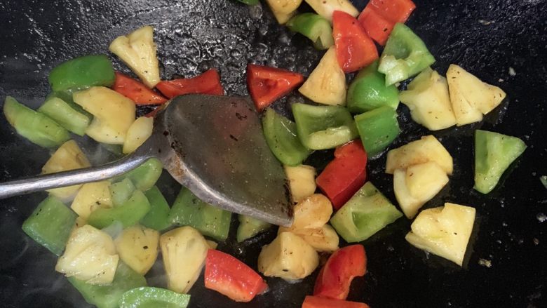 菠萝菜椒,让油都沾满蔬菜。
