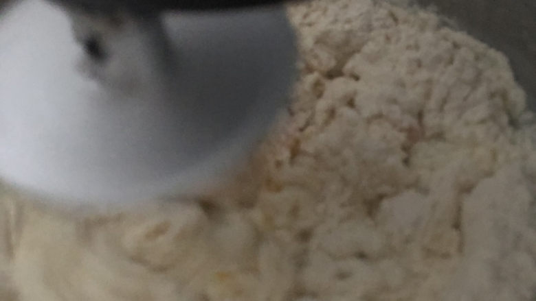 酸奶面包,厨师机先低速揉面，初步混合后高速揉面。