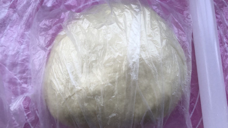 酸奶面包,滚圆面团盖保鲜膜发酵。