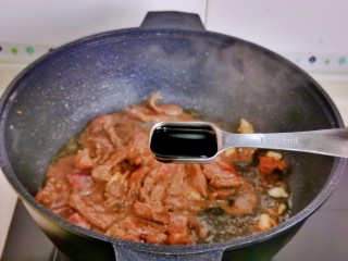 洋葱炒肉片,再加入1勺酱油，翻炒至8分熟盛出备用。