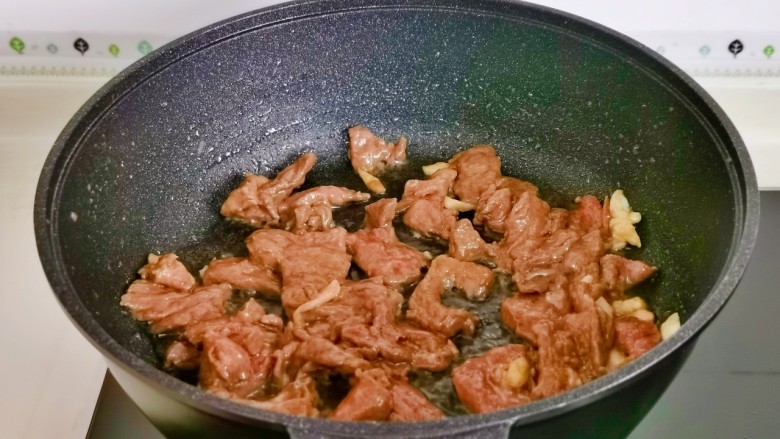 洋葱炒肉片,翻炒至牛肉变色。