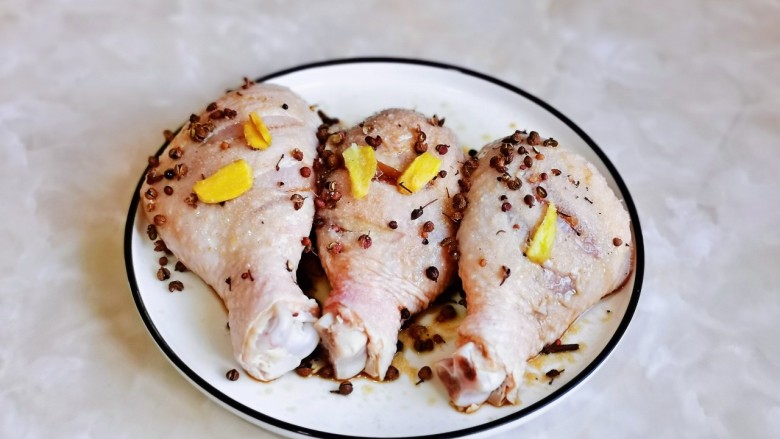 盐焗鸡腿,均匀撒在腌制好的鸡腿上。