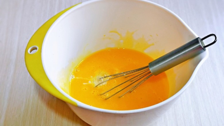 橙子蛋糕,蛋黄与蛋白分离，分别在无油无水的容器中，先做蛋黄糊，蛋黄用手动打蛋器打散，再加入牛奶继续打均匀至看不到牛奶。