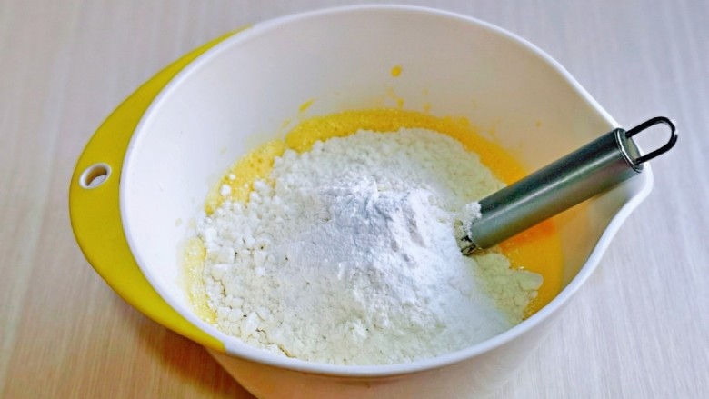 橙子蛋糕,筛入面粉，用硅胶铲翻拌均匀，看不到干粉。