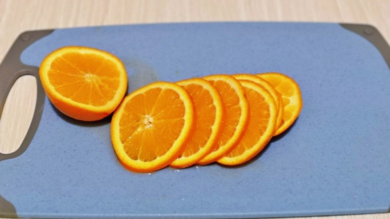 橙子蛋糕,<a style='color:red;display:inline-block;' href='/shicai/ 2144'>甜橙</a>冲洗干净再用盐搓，再次冲洗干净，擦干水分切片，不要太厚哈。