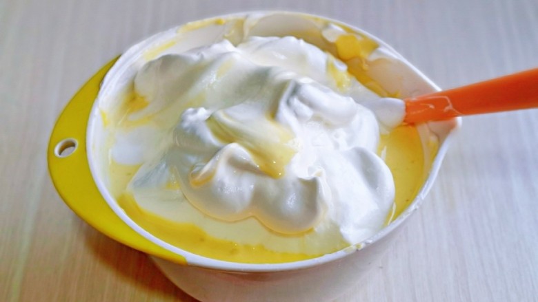 橙子蛋糕,再取三分之一的蛋白霜加入蛋黄糊中，继续上面的手法，翻拌直至看不到蛋白霜。