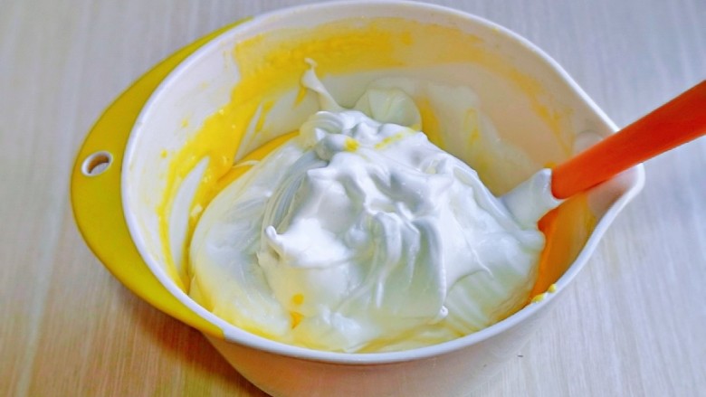 橙子蛋糕,取三分之一的蛋白霜加入蛋黄糊中，翻拌手法直至看不到蛋白霜。
