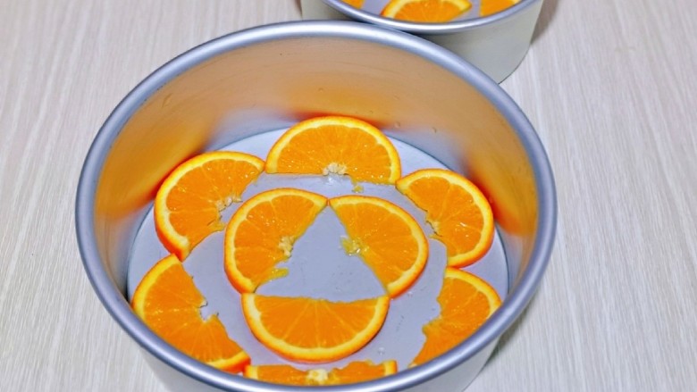 橙子蛋糕,摆放在戚风蛋糕模具中，可以随意摆放。