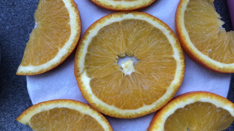 橙子蛋糕,用6寸戚风蛋糕模具底部，可以垫上一张油纸，按照形状放置好橙子。