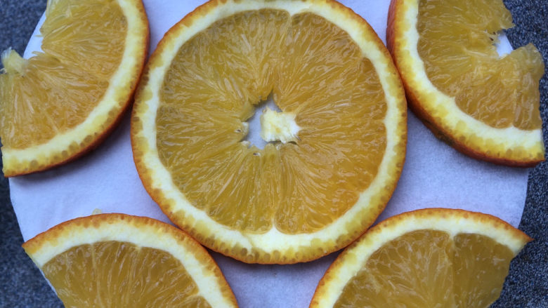 橙子蛋糕,切去多余的橙子。