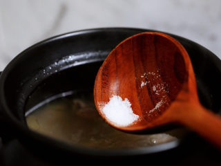 红枣莲藕汤,加入盐调味即可