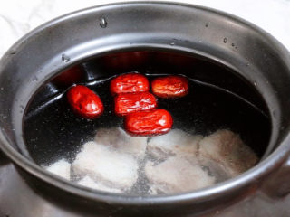 红枣莲藕汤,加入清水