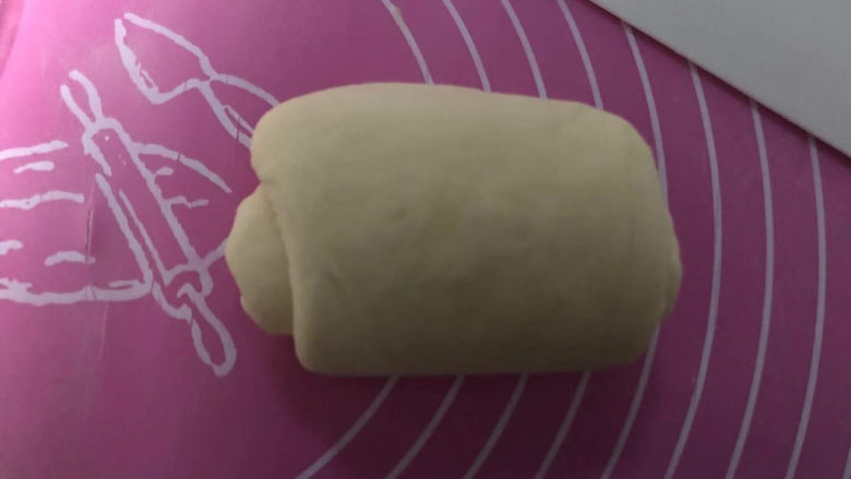 酸奶面包,卷起来成筒状。