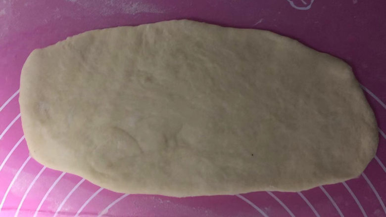 酸奶面包,取一个面团擀成椭圆形。