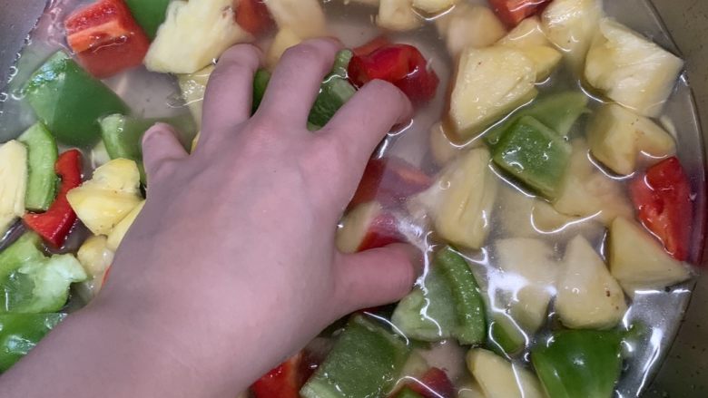菠萝菜椒,用手搅拌均匀浸泡10分钟。