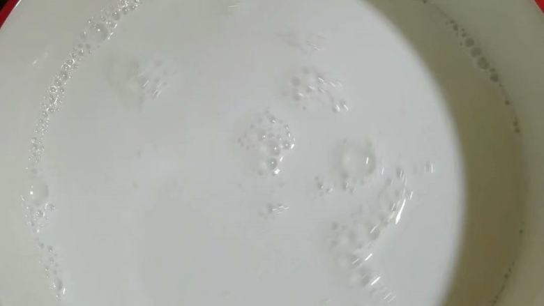 蒸肠粉,加入2.5倍的清水，搅拌至无颗粒，可以过筛