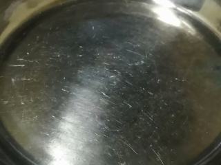 蒸肠粉,蒸盘扫一层薄油