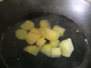 土豆炖排骨,土豆焯水2分钟，捞出
