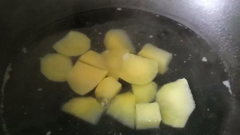 土豆炖排骨,土豆焯水2分钟，捞出