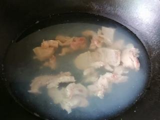 土豆炖排骨,把洗净的排骨放进烧开水的锅里焯2分钟，以便更好的去掉血腥味