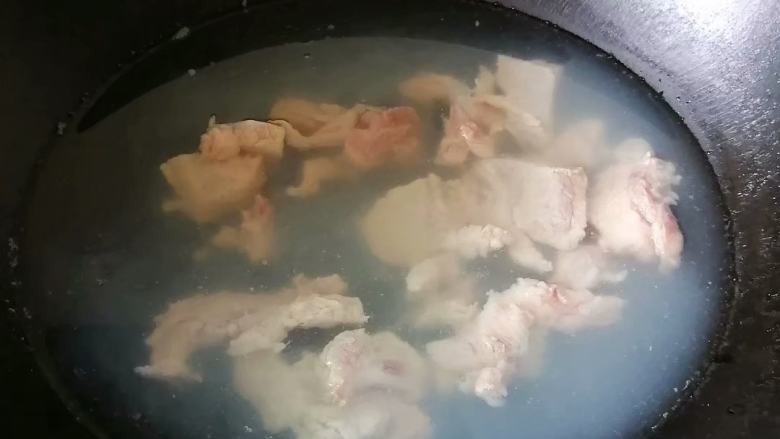 土豆炖排骨,把洗净的排骨放进烧开水的锅里焯2分钟，以便更好的去掉血腥味