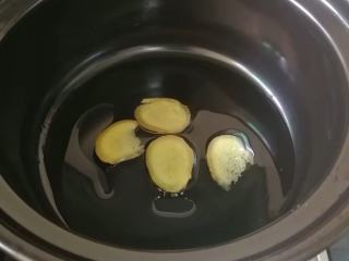土豆炖排骨,锅里热油，放入姜片，炒至略微发黄