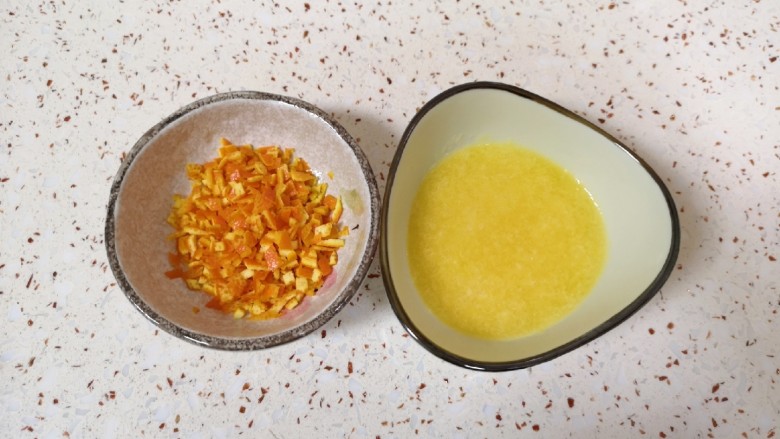橙子蛋糕,取新鲜橙子一个，用食用盐反复搓洗干净，用削皮器刮下薄薄的一层橙子皮切成小丁，剩下的橙子肉用榨汁杯榨出新鲜橙汁，取30g<a style='color:red;display:inline-block;' href='/shicai/ 7941'>鲜榨橙汁</a>和10g橙皮丁备用。 