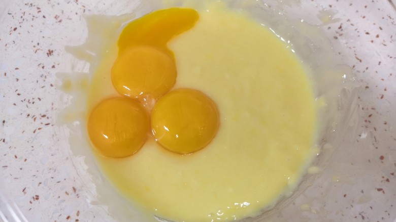 橙子蛋糕,蛋清蛋黄分离，蛋清先放在一边，将蛋黄加入面糊里面，继续用手动打蛋器呈“Z”字形搅拌均匀。 