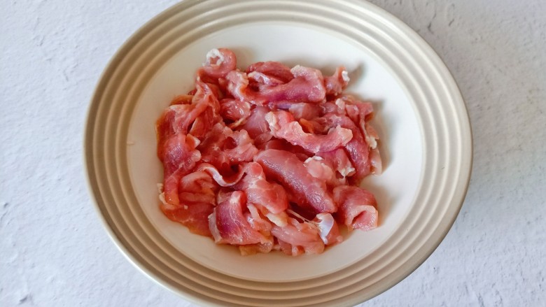 孜然肉片,猪肉剔除筋膜切成片。