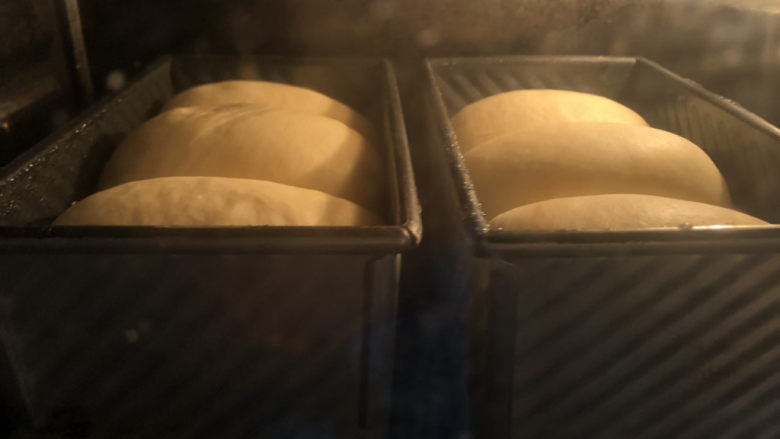 酸奶面包,烤箱预热180度，上管160度下管180度烤约40分钟。
