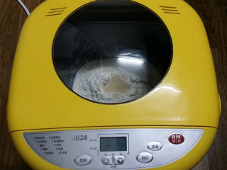 酸奶面包,先来制作中种：将所有材料A放入面包机，揉成团
