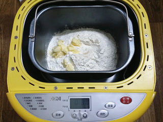 酸奶面包,将发酵好的中种面团，撕成小块，再与主料一起放入面包机