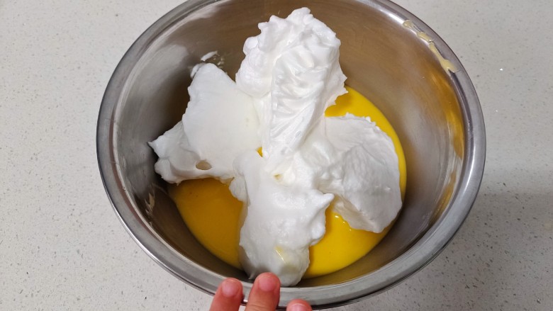 橙子蛋糕,取三分之一蛋清放入蛋黄糊中，用翻拌手法翻炒均匀
