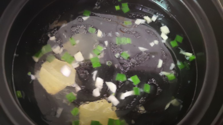 菠菜鱼丸汤,放适量清水