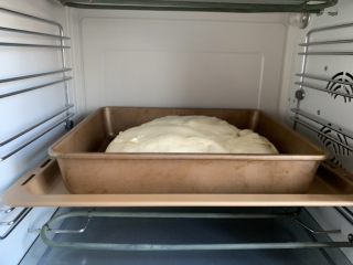 酸奶面包,出现粗膜加黄油揉出薄而透的膜一次发酵表面喷水
