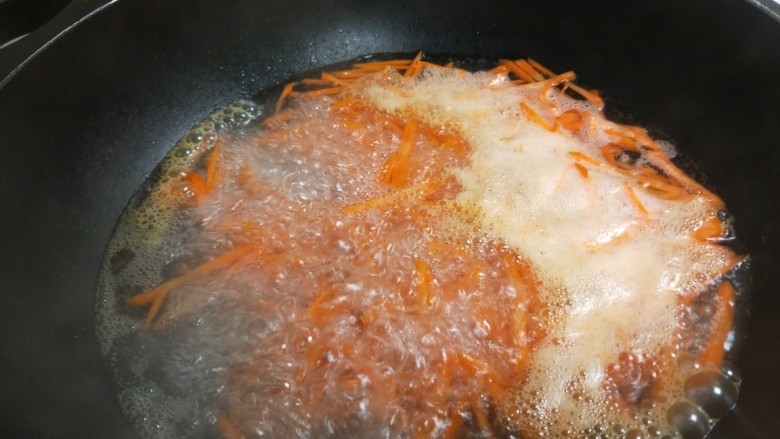 香酥牛肉饼,放入锅中煮软捞出来挤出水分。