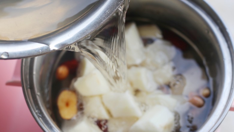 红枣莲藕汤,加入食材1.5倍的水，
