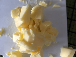 全麦吐司,揉到出膜后加入软化的黄油，继续揉面。