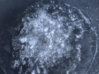 凉拌马兰头,烧开一锅水。