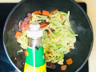 腊肉炒花菜,一直翻炒至蔬菜缩水，淋入蚝油提鲜