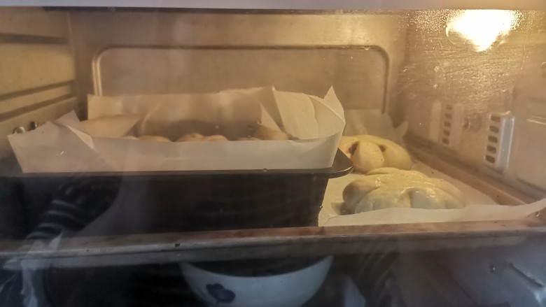 酸奶面包,放入铺好油纸的烤盘，放入烤箱50度，下面放一碗开水，二次发酵40分钟