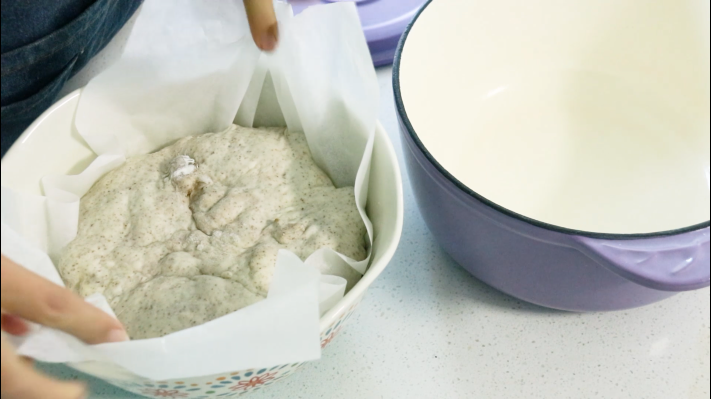 铸铁锅坚果欧包,取出来转移到其它圆形容器继续发酵
