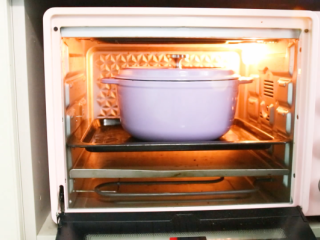 铸铁锅坚果欧包,将铸铁锅盖盖子，放入烤箱中预热，烤箱最高温度230℃，45分钟