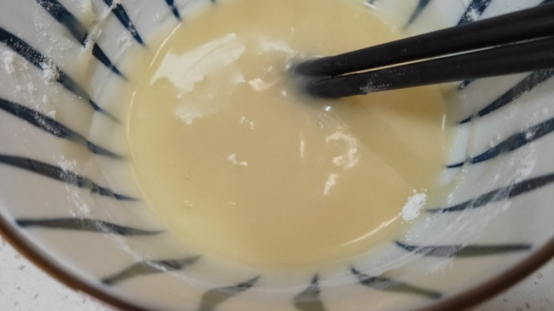 香酥牛肉饼,用筷子搅匀备用