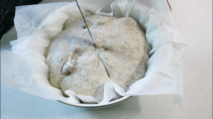 铸铁锅坚果欧包,双上戴隔热手套，取出预热好的铸铁锅，预热完成时，面团也发酵到2倍大