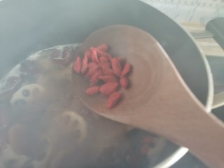 红枣莲藕汤,加入枸杞转小火，继续煮五分钟即可关火盛出
